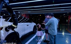 探访全国首个自动充电机器人快闪体验站：“柔韧充”如何跨车型 “通吃”？